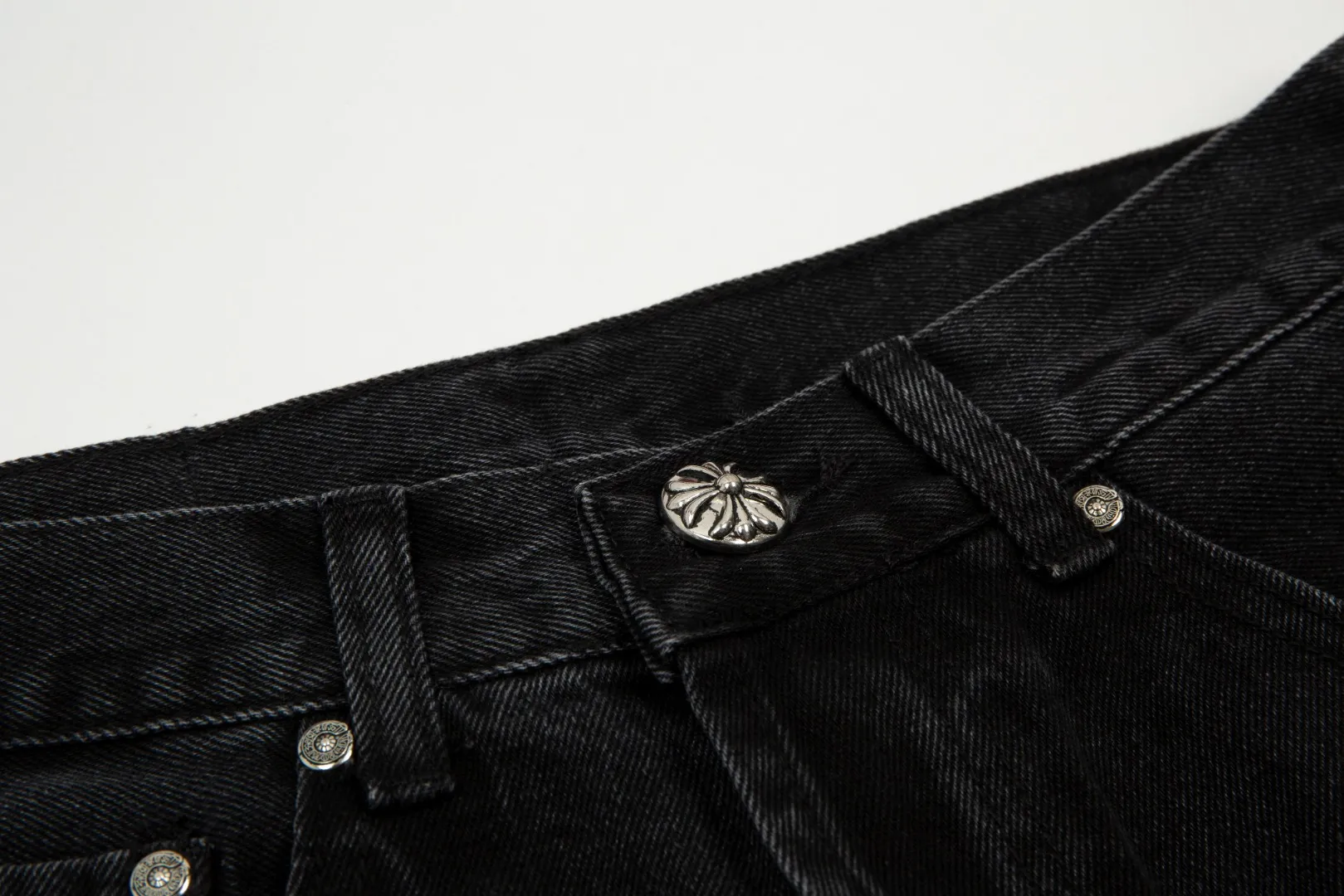 KE921#P180 The only correct leather label version on the market Chrome Hearts CH Cross embroidery distressed jeans Top ceiling quality 100% correct version The correct version is here!  Believe me this must be the best quality you will ever come across! ! Excellent value for money! !  Styles with different washes and textures are very friendly to people with thin legs and thick legs. The straight version is very flattering to the shape of the legs. The moderate length is timeless and easy to match. It is the basis of various styles and a must-have in the wardrobe! ! Add a little stacking to easily control the clean fit trend that has exploded this year. The fabric is stiff but also makes the upper body soft without losing texture. The sides and cuffs of some styles have a bone-wash effect. The vintage flavor pops up all at once. It’s really hard not to love it! ✅Correctly customize the Croxin metal leather label on the back panel. It is not sold directly with the cross on the finished jeans. 1:1 copying strives for excellence and the details are perfectly grasped. ✅The cross leather label is clear and smooth. Exquisite turning top craftsmanship. ✅Buttons, zippers and hardware are all customized versions of the Croxin LOGO. ✅High-cost washing process. Size: 28 30 32 34 36 (5 sizes)